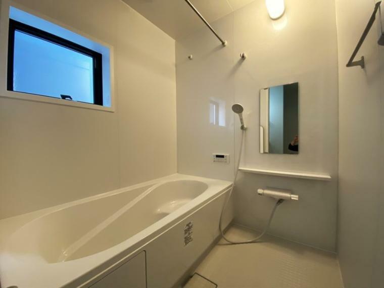 浴室 バスユニット1坪タイプ、浴室乾燥機、手すり付き。