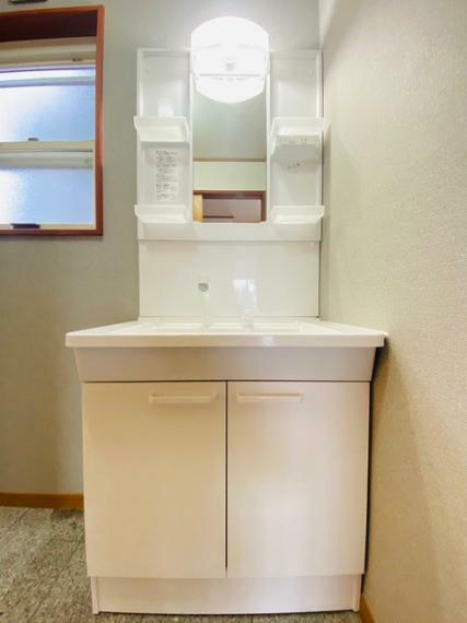 洗面化粧台 使い勝手の良い洗面台、窓があることで換気もしやすく清潔感のある空間を保てます。