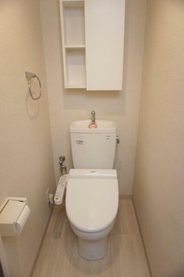 トイレ 上部収納付。トイレを清潔に保つブラシや洗剤も収納可能でトイレがスッキリ片付きます