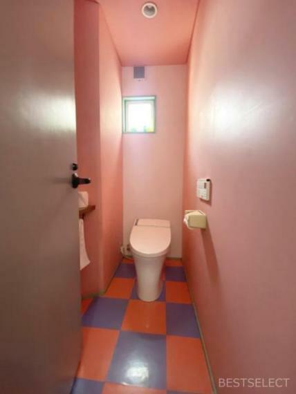 トイレ 個性的な雰囲気の2階トイレはデザイン性が高く,お掃除もしやすいタンクレストイレ。