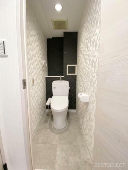 トイレ 快適な温水洗浄機能付。トイレ周りで利用する小物の収納に嬉しいカウンタースペース付。