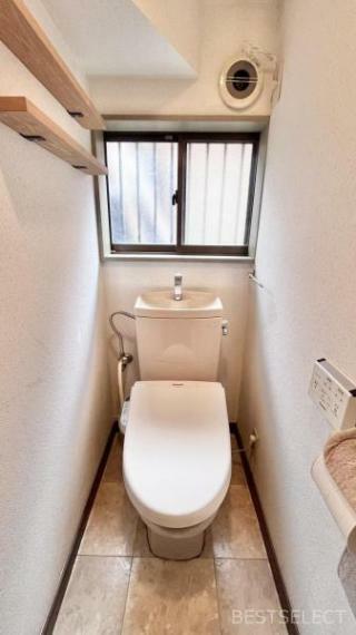 トイレ いつも快適・清潔な温水洗浄機能付トイレ:1階トイレ