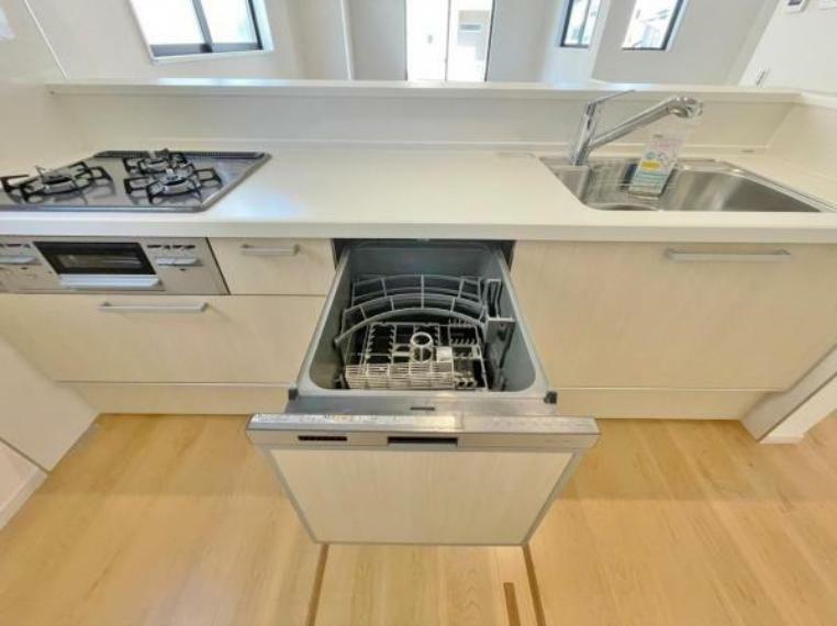 手間・時間をかけず、効率よく食器類を洗浄 家事の時間を大幅に短縮出来ます。<BR/>かつ節水効果にも優れた食洗機を標準装備。スライド式なので場所も取りません。