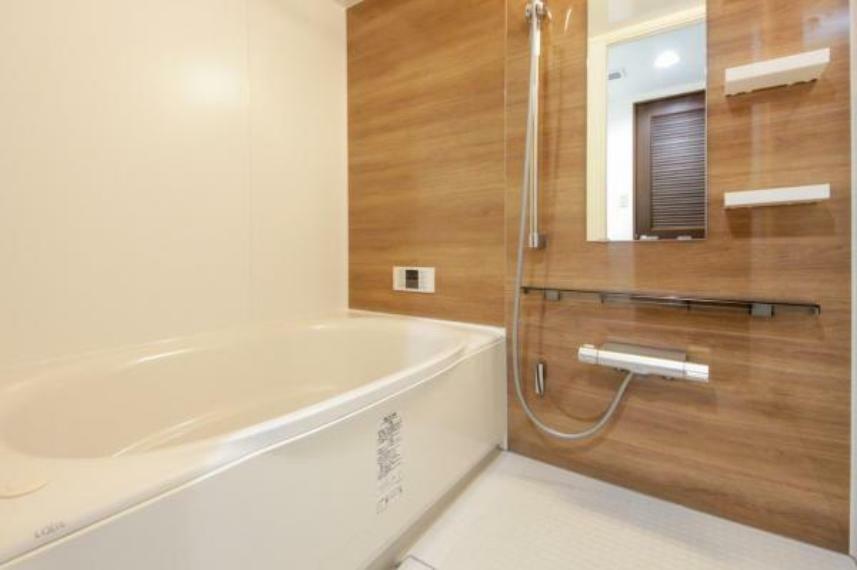 浴室/ゆったりとしたバスルーム。シャワーは節水型のエコアクアシャワーで、空気を含んだ大粒の水滴が心地よい使用感です！