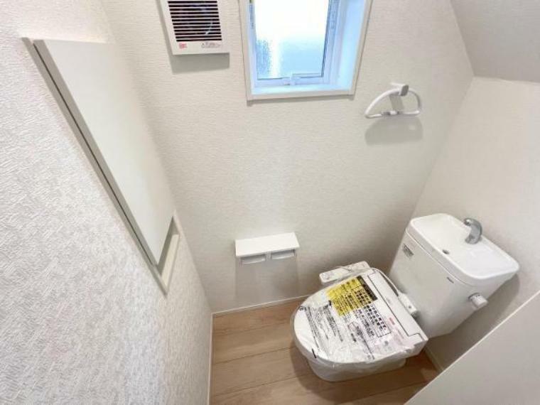トイレ トイレでございます。収納棚付きでペーパーの保管場所にも困りませんね。