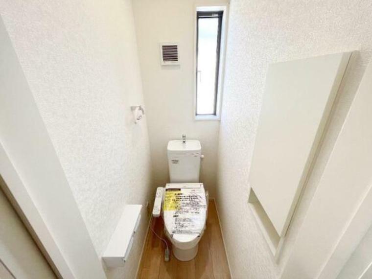 2階トイレです。快適な温水洗浄便座です。
