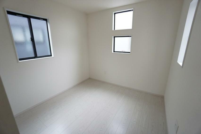 洋室 約5.2帖の洋室。家具を選ばないナチュラルな色合いの壁紙とフローリングです。