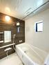 浴室 木目デザインが安らぎを生む、リラックスタイムを送れるバスルーム