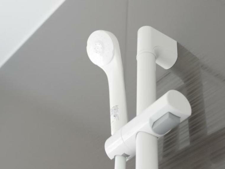 浴室 【同仕様写真】新品交換するユニットバスのシャワーヘッドは従来製品よりさらに節水を実現。シャワーの勢いはそのままに、省エネに大きく貢献しています。
