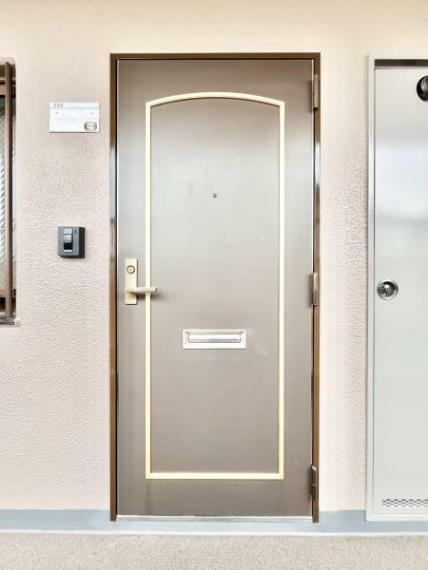 玄関 【玄関】インターホンもモニターがついているので、防犯面で安全ですね。