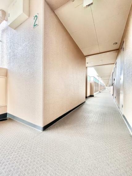 構造・工法・仕様 【廊下】エレガントで落ち着いた雰囲気漂うマンションの廊下。調和のとれた照明が通路を照らし、高級感あるデザインが住まいに上質なプレゼントします。