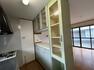 キッチン 【LDK】キッチン背面の造作棚については撤去を行い、LDKを開放的な空間に仕上げます。初期棚を置く際はお好みの物を置いて頂けるスペースが出来ます。