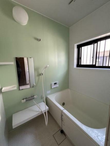 浴室 【リフォーム中】浴室はクリーニングを行います。緑の壁がアクセントになり明るい雰囲気で良いですね。