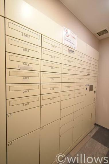 郵便受け スッキリとした郵便受け、宅配ボックスも近くまとめて郵送物を受け取ることが出来ます。