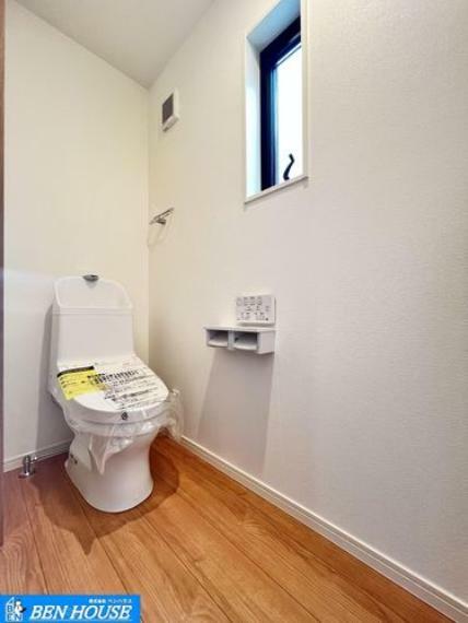 トイレ トイレ・清潔感のある明るいトイレ空間。快適なトイレタイムに欠かせない温水洗浄便座付きです。・窓付きで明るく換気も充分なトイレです。・いつでも現地へのご案内可能です是非お問い合わせ下さい