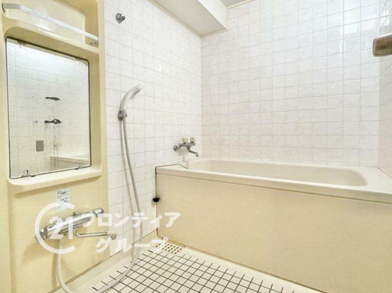 浴室 白を基調に清潔感のある浴室です。