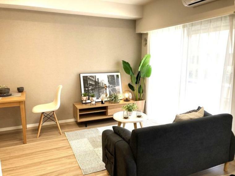 明るいリビングは快適空間　※室内の家具や調度品は、売買代金に含まれません。