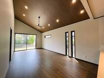 勾配天井が開放感たっぷりの約20坪LDK。空白を楽しむ余裕のある広々とした住空間です。