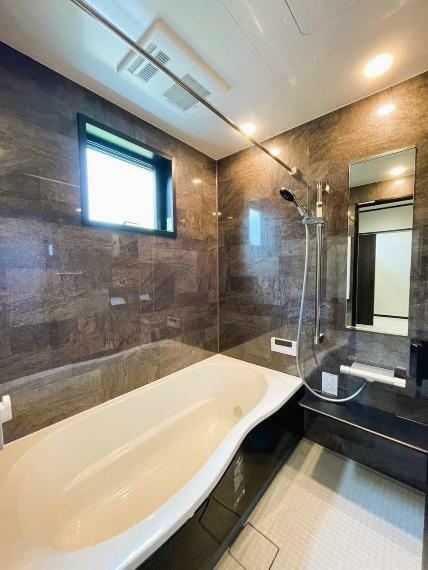 浴室 石調のデザインがホテルライクな浴室。足を伸ばしてゆったりとくつろげるバスタブです。