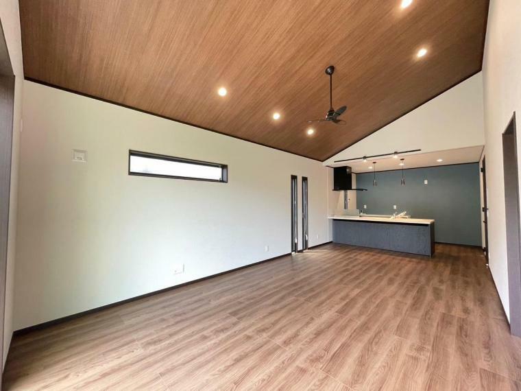 居間・リビング 一日の長い時間を過ごすリビング。木目天井が心地よい、落ち着きのある空間デザインです。