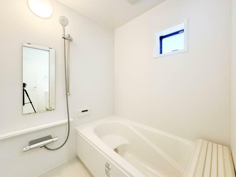 浴室 《一日の疲れを落としてくれる場所は、一番落ち着く場所でなければならない》　高級感溢れるカラーと大きさ・柔らかな曲線で構成された半身浴も楽しめるバスタブが心地よさをもたらします。