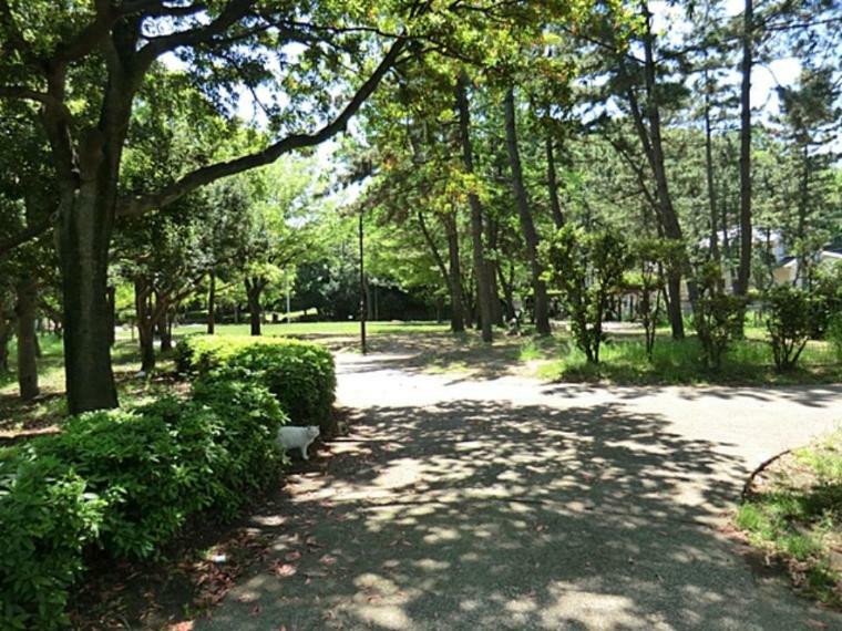 公園 富岡八幡公園（こどもログハウスがある公園。木のぬくもりを感じながら自由に遊べる屋内施設。雨の日も楽しく遊べます。）