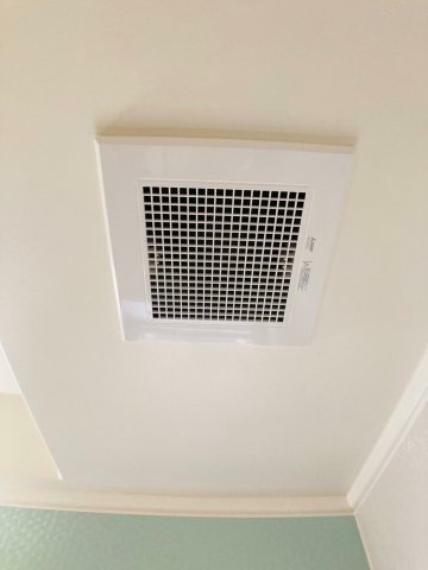 冷暖房・空調設備 浴室換気扇とは、主に浴室の天井に設置されています。 カビや臭いの発生を防ぐことができ、快適な空気環境をご提供します。 清潔感のあるお風呂で、日々の疲れをリフレッシュすることができますね。