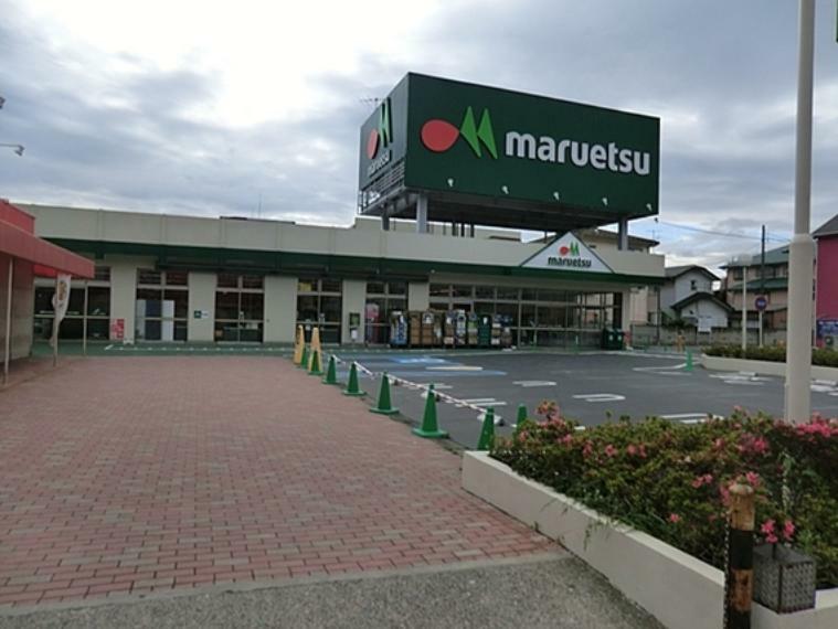 スーパー マルエツ蒲生店（400m）営業時間:あさ9時～よる9時。関東地方に展開するスーパーマーケットチェーンである。 食品スーパーマーケットとしては国内最大規模の店舗数、売上高、利益を誇る。