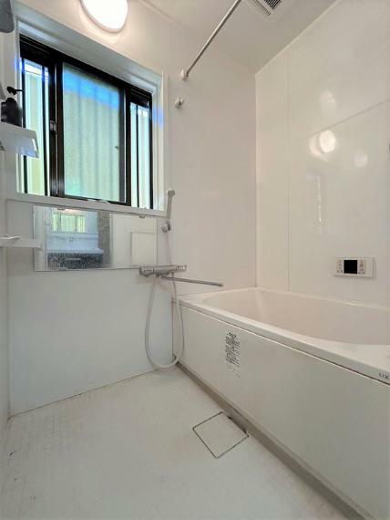 浴室 二世帯どちらにも、梅雨の時期や雨の日のお洗濯も安心の浴室換気乾燥機付きです。