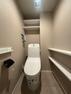 トイレ トイレは快適な温水洗浄便座を装備。カウンターや棚収納など、あると便利な内装になっております。