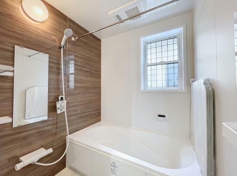 浴室 アクセントパネルを採用し、一日の疲れを癒す事のできる1坪タイプの広々とした浴室換気乾燥暖房付ユニットバスです。