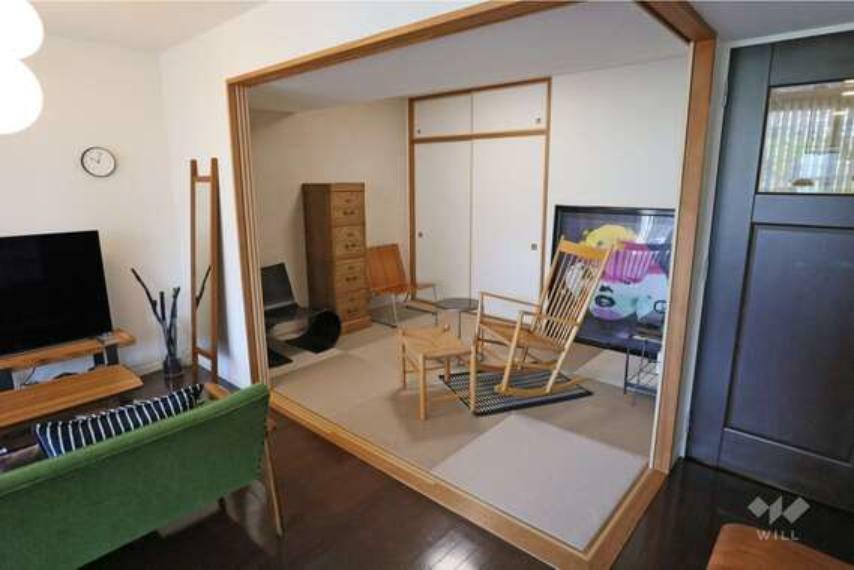 【和室】リビングの横には和室がございます。畳は琉球畳に変更されております。広さは約6.0帖です。