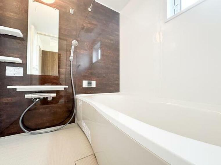 浴室 心地よい照明と広々としたバスタブが魅力の、くつろぎのバスルームです。