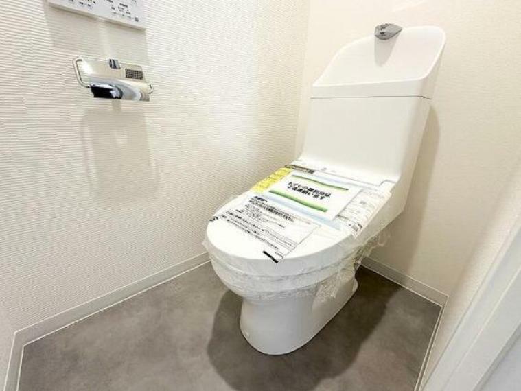 トイレ フルリフォームのためトイレも新規交換されています。温水洗浄便座付きです。