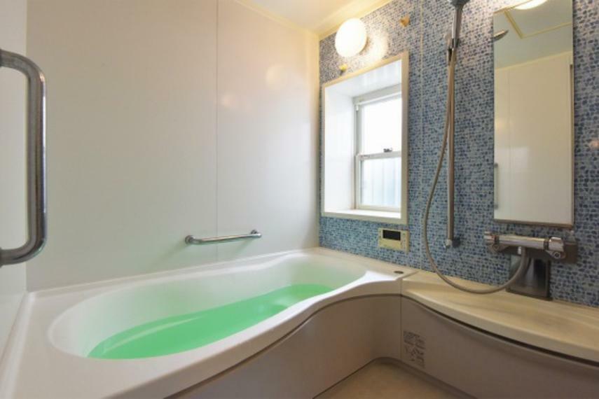浴室 換気乾燥暖房機能付き浴室（窓付き）※家具・調度品は販売価格に含まれません。