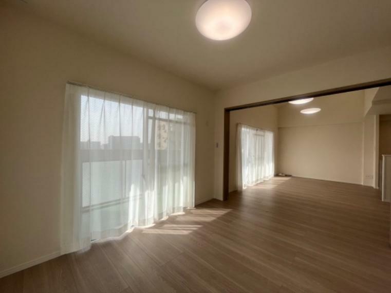 居間・リビング 2024年4月に内装リフォーム完了。ナチュラルで、シンプルな清潔感が溢れる空間で新生活をスタート。