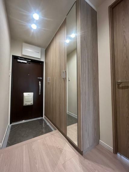 玄関 容量たっぷりの玄関収納には全身鏡を設置済。デッドスペースを作らない平面的なデザインがポイントです。