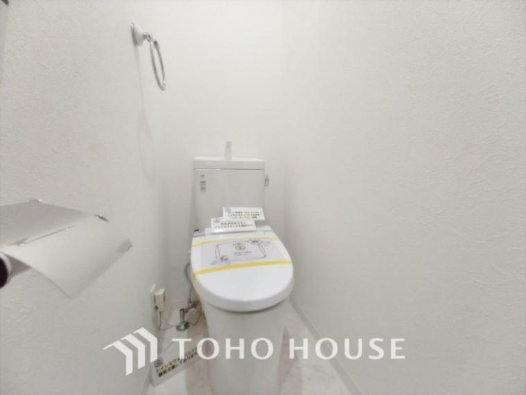 トイレ 清潔感あるホワイト調のクロスと温もり溢れるモダンカラーの床材が見事に調和した本邸宅は、毎日の生活を少しでも快適に過ごして頂ける様に落ち着いた雰囲気作りから行っています。