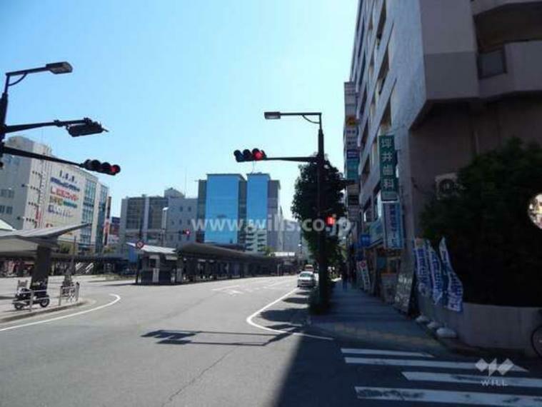 敷地の東側は阪急伊丹駅の駅前ロータリーに面しています。