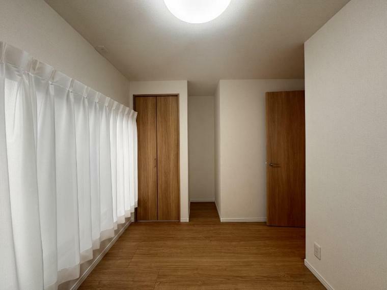 寝室 採光もアクセントの一つとして。プライベートルームにはやさしい光が射し込んでいます。
