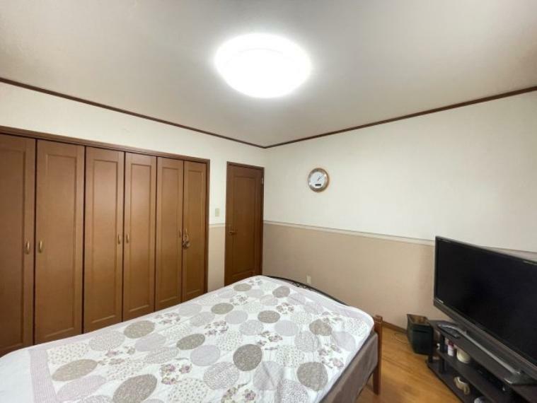 寝室 2面採光で光を集めるプライベートルームはゆっくりと落ち着く空間です。居室からも独立しているので、プライバシーも保たれますね。大容量のクローゼットもあり、居住空間を広く使えるので快適です。