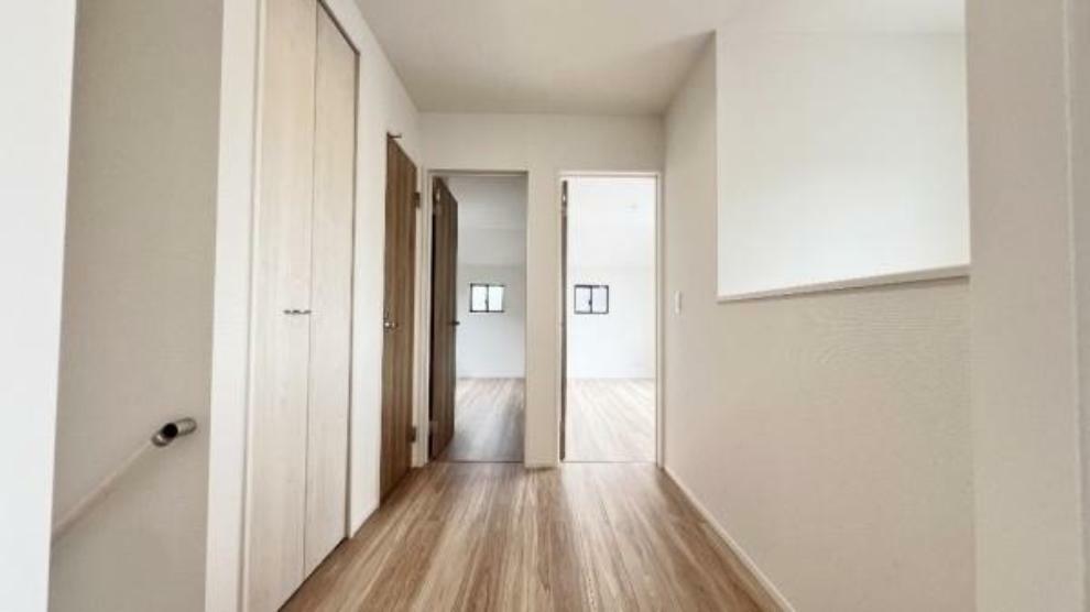 《その他内観》■明るい内廊下。床と壁を白系でまとめ、材質の違いが奥行きを引き立てます。