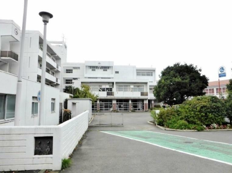 中学校 横浜市立栗田谷中学校 校章は栗の葉とペンを組み合わせたもので、栗の葉は栗田谷の地を表わし、ペンは学問・文化を象徴している。