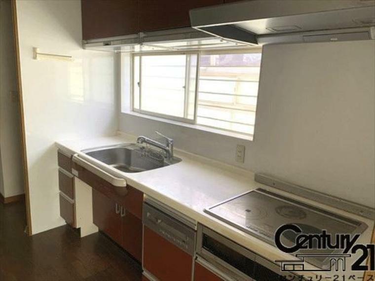 ■現地撮影写真■収納スペース付きでキッチン周りはいつでもスッキリ快適！