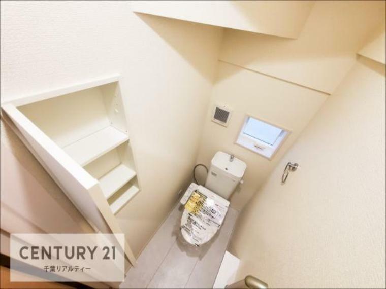 トイレ 1・2階にトイレがございます！朝の忙しい時間帯も待たずにすみそうですね。 白を基調とした清潔感のあるトイレでお手入れがしやすいです！