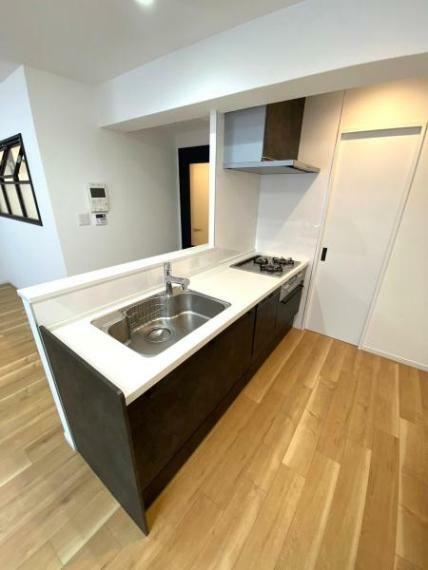 キッチン 【キッチン】 冷蔵庫や食器棚も十分設置可能な広さのあるキッチンスペースです