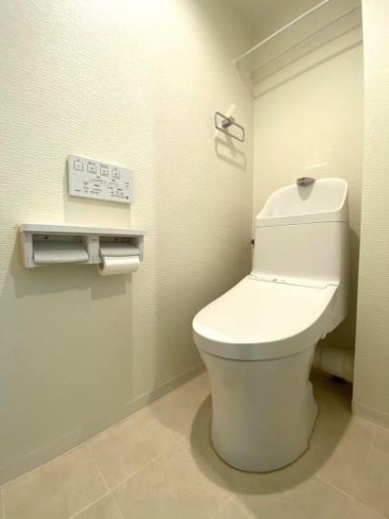 トイレ 【トイレ】 温水洗浄便座で清潔感があります。