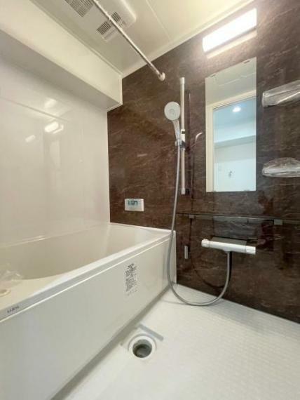 浴室 【浴室】足を伸ばしてゆったりくつろげる広さのあるバスルーム。広々浴槽で毎日快適な入浴が楽しめます。