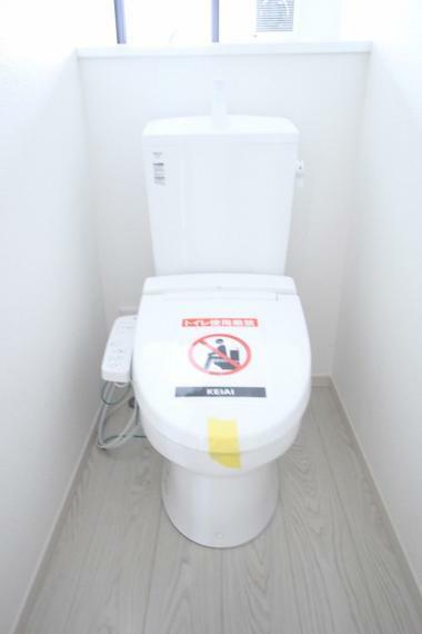 トイレ 1・2階共に温水洗浄機能付で快適です！