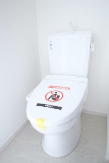 トイレ 2階のトイレも温水洗浄機能付き！